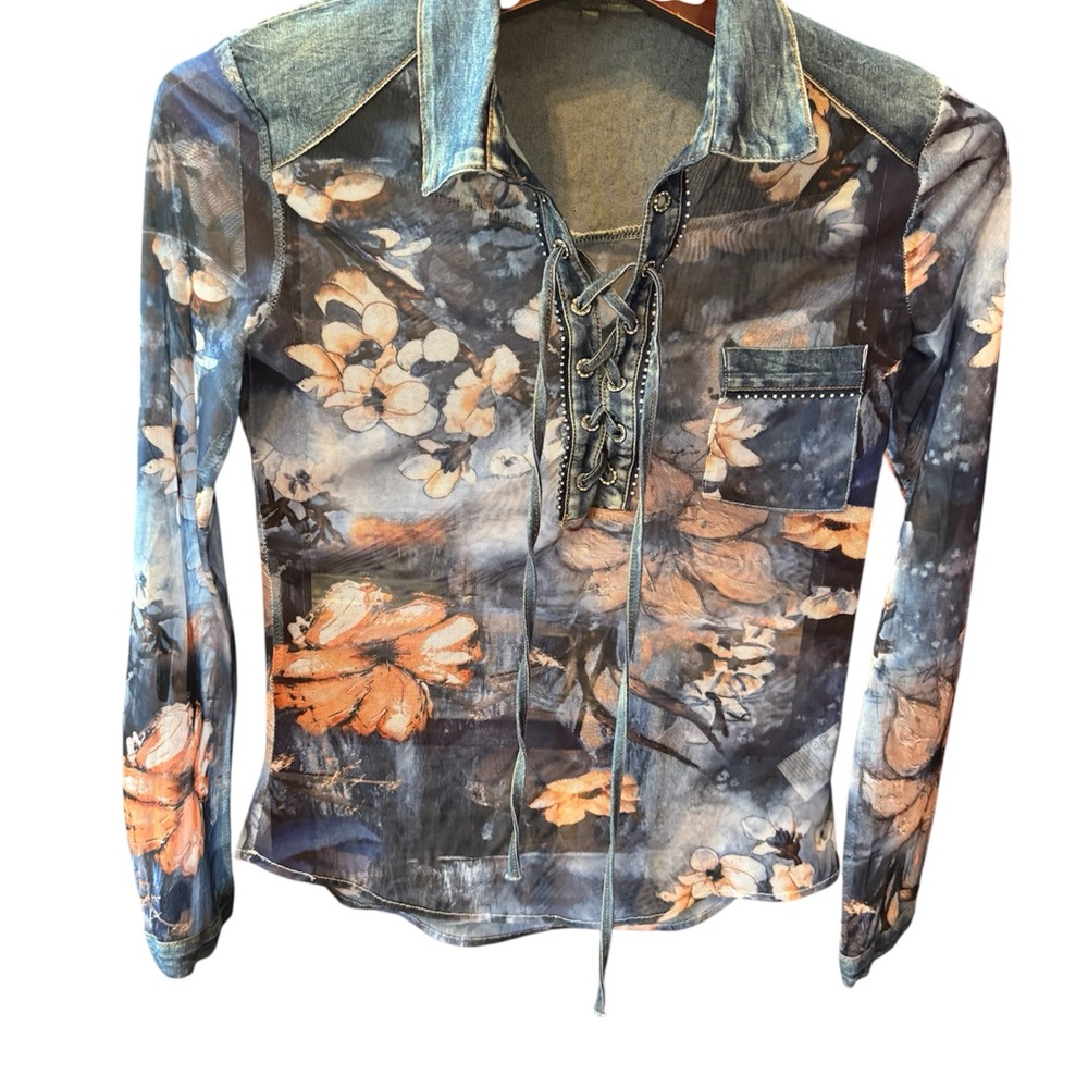 Glam by Babyloom Italy size 46 (S)Floral Lace-Up Denim Shirt